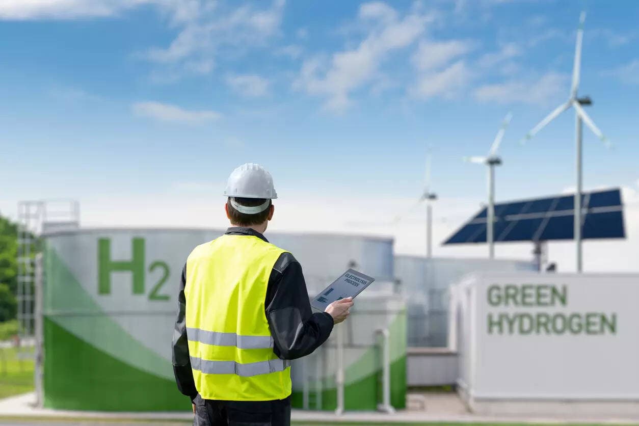 Apollo Green Energy plans entry into green hydrogen, BESS; eyes 1 GW EPC order by 2026